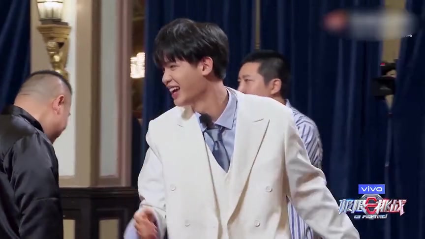 这是什么戏精小可爱极限挑战7黄明昊走秀上演平地假摔的好戏