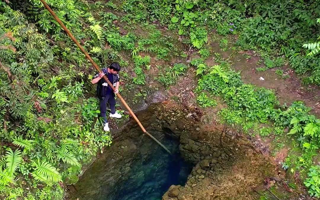 [图]贵州深山惊现神秘水潭，潭水深不可测，源源不断流出清凉可口的山泉水，这么大的水流量到底从何而来！