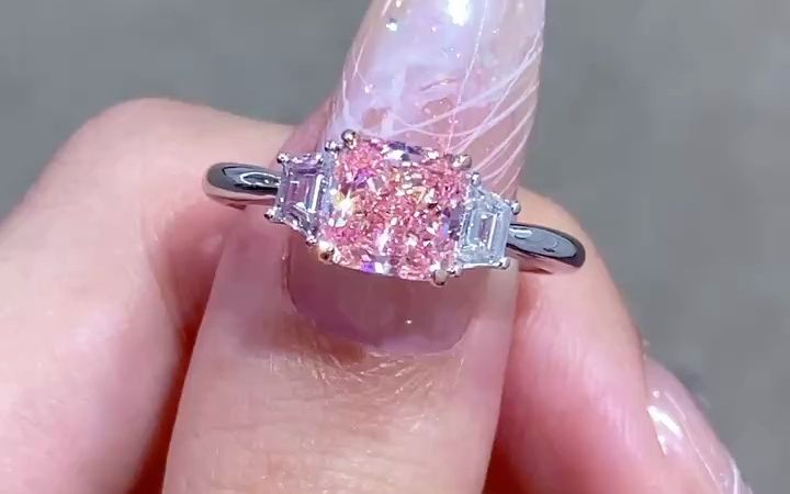 18k金镶嵌仙女系培育钻石鉴赏1克拉垫形切割樱花粉