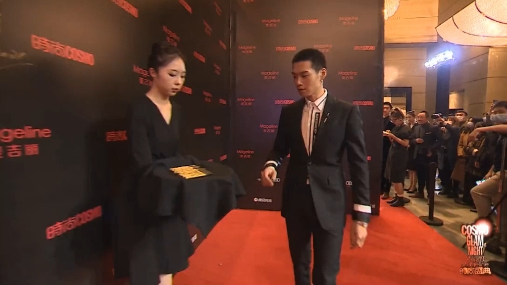 20201202 cosmo时尚盛典红毯 魏大勋硬汉寸头造型