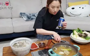 Video herunterladen: hamzy美食吃播】：Q弹可口的小章鱼火锅~！ft.刀削面