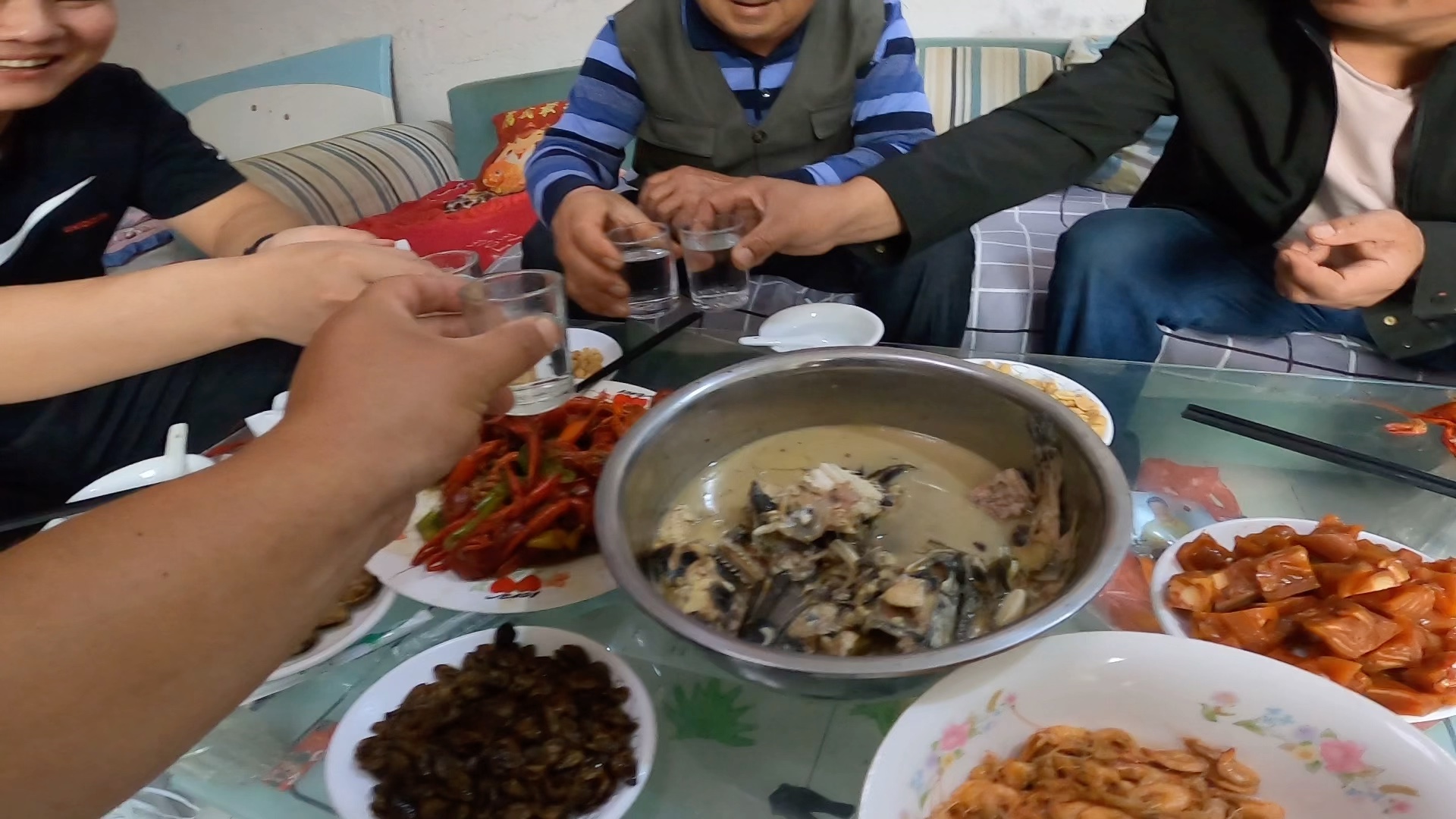 武松济南的战友来家里做客热情招待8个菜6杯酒不醉不归