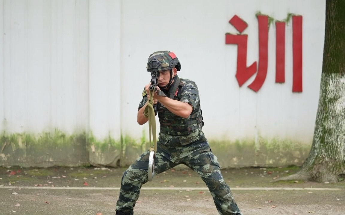 爱在“八一”丨百炼成钢张锦鹏:从普通青年到特战尖刀哔哩哔哩bilibili