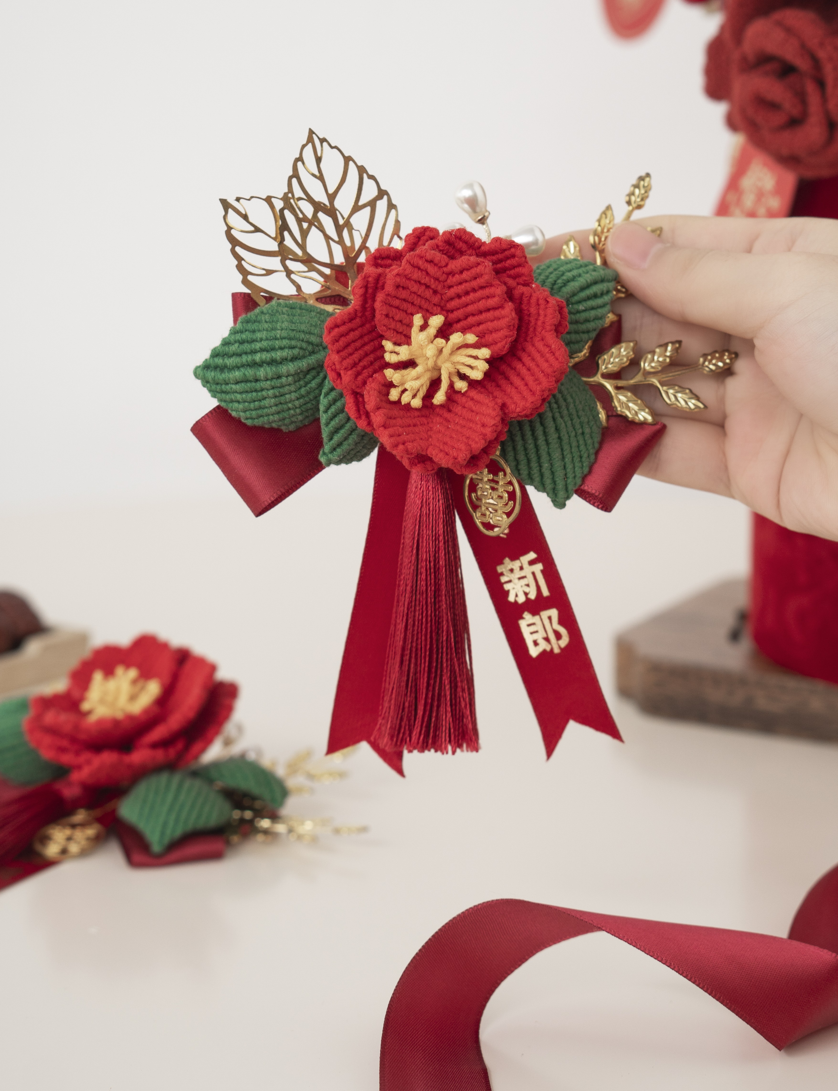 亲手编一对胸花,希望她今后被爱意填满