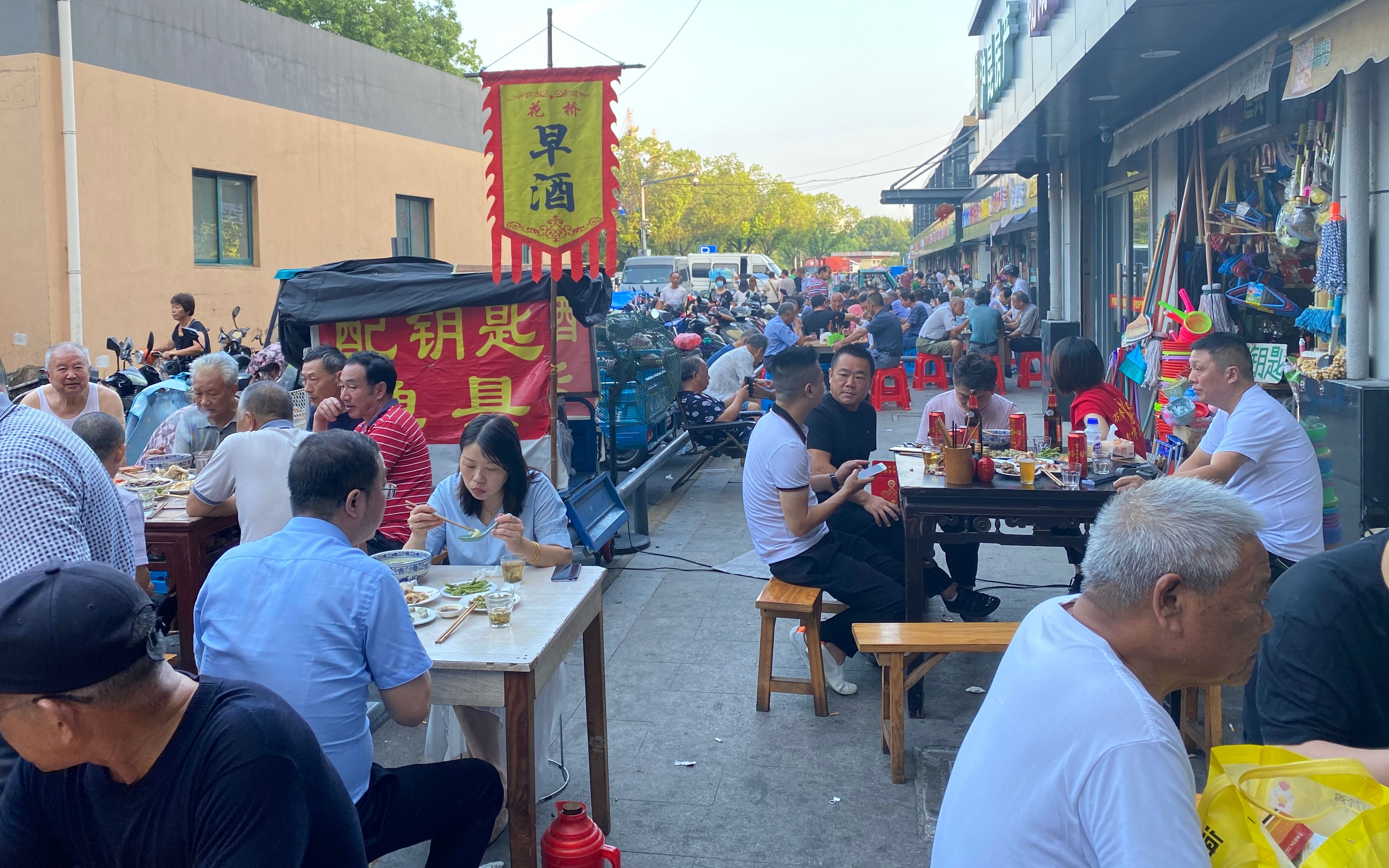 苏州乡镇4点喝早酒,几百人白酒啤酒黄酒一起来,用黄酒拌面吃