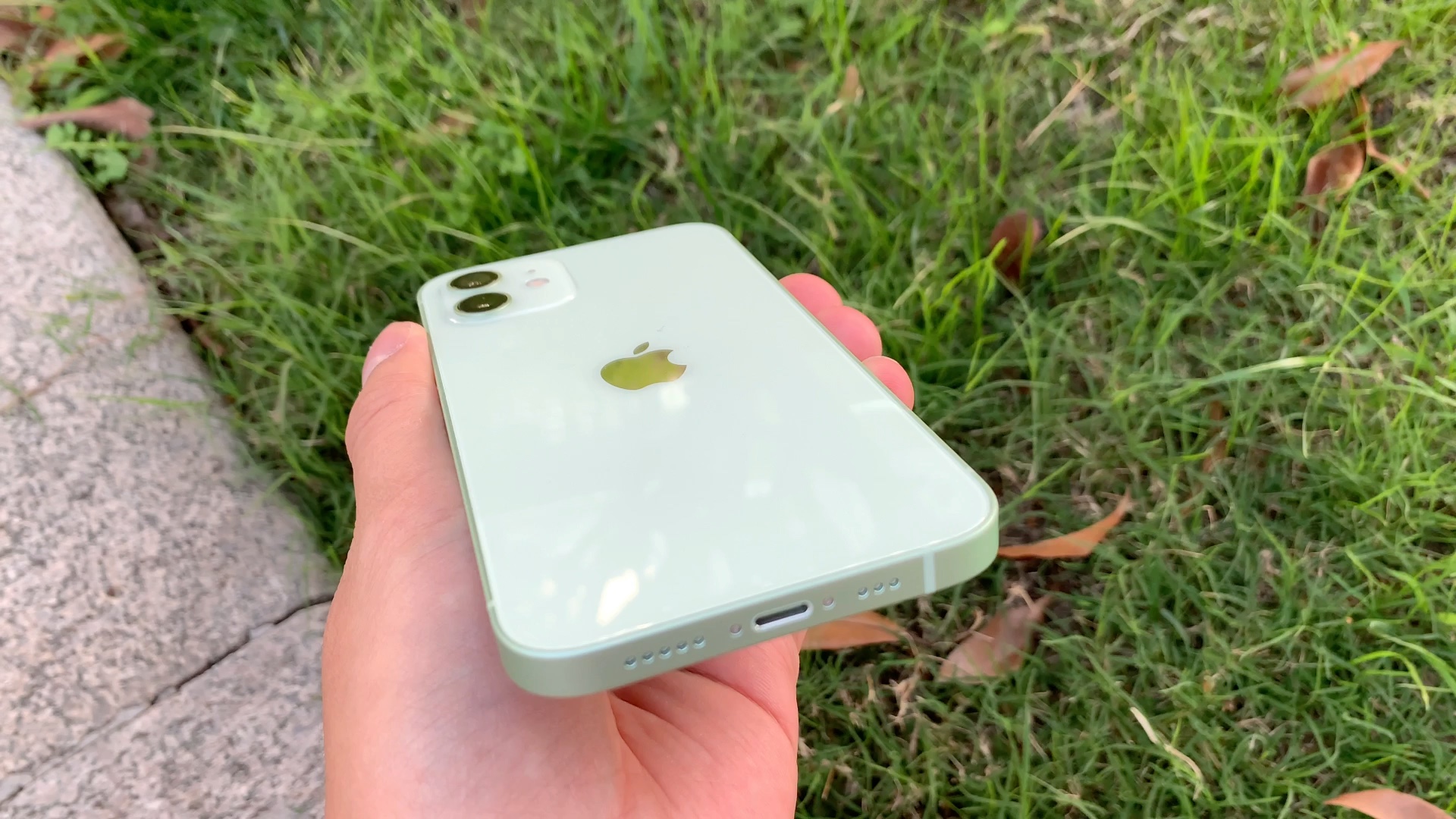 iphone12绿色版在各个角度下的盛世美颜