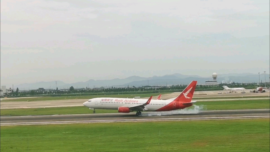 瑞丽航空波音737-800降落