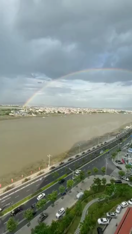 雨后的厦门,天空中出现一道美丽的彩虹哔哩哔哩bilibili