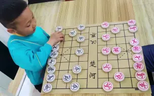 Скачать видео: 6岁小朋友下棋，招法太毒辣，这样下棋会没朋友的！