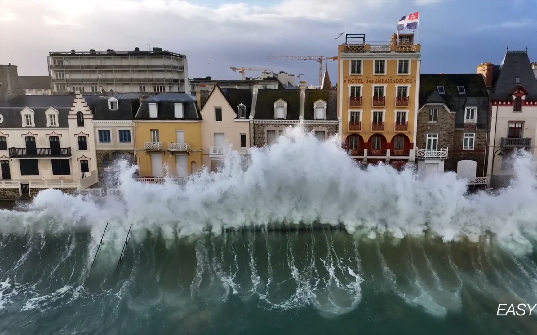 2023年3月无人机拍摄法国圣马洛海浪 | 十多米巨浪 | 海盗之城