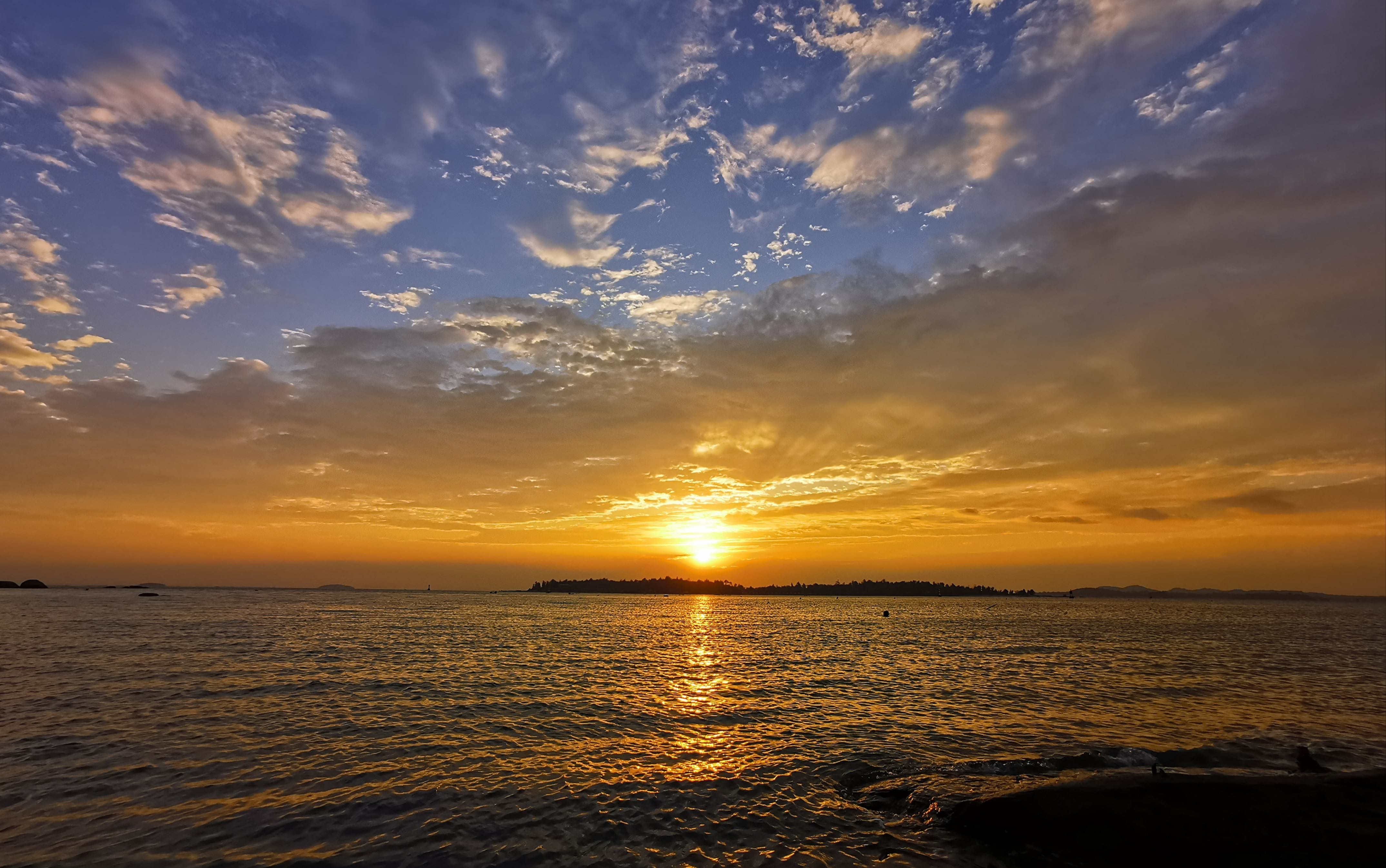 小嶝岛日出|太阳光照亮每一片云朵,土地和海洋|海上日出