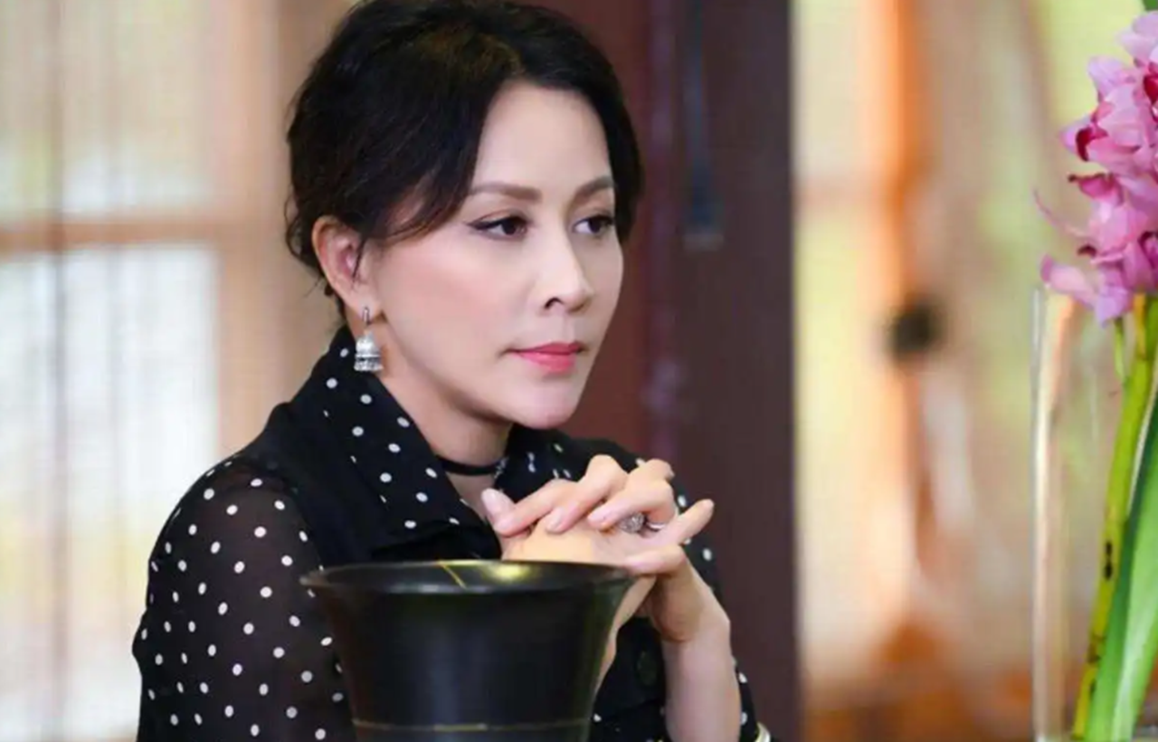 刘嘉玲走红毯太豪气手上戴鸽子蛋钻戒一个手镯超50万