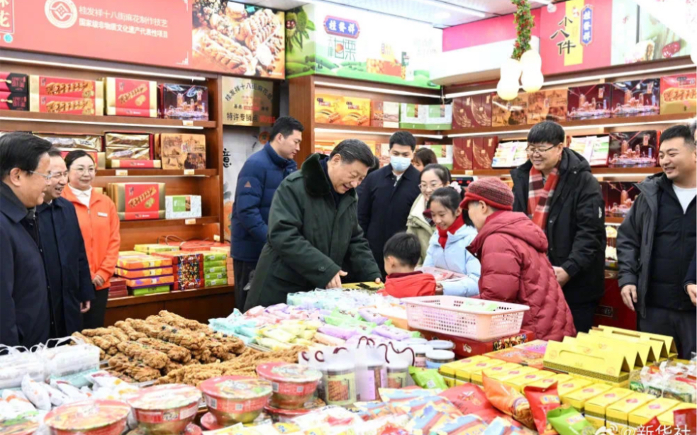 “送你一盒麻花.”2月1日,在天津古文化街,#小男孩收到习爷爷的新春礼物.这一幕,温暖有爱!哔哩哔哩bilibili