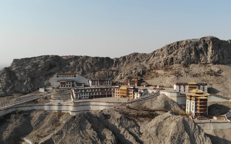 航拍乌海满巴拉僧庙图海山,建于乾隆年间内蒙古西部最早蒙医学府_哔哩