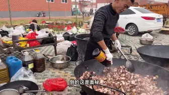 Скачать видео: 农村大席现场制作150斤红烧肉，大锅炒的红烧肉，味道特别香