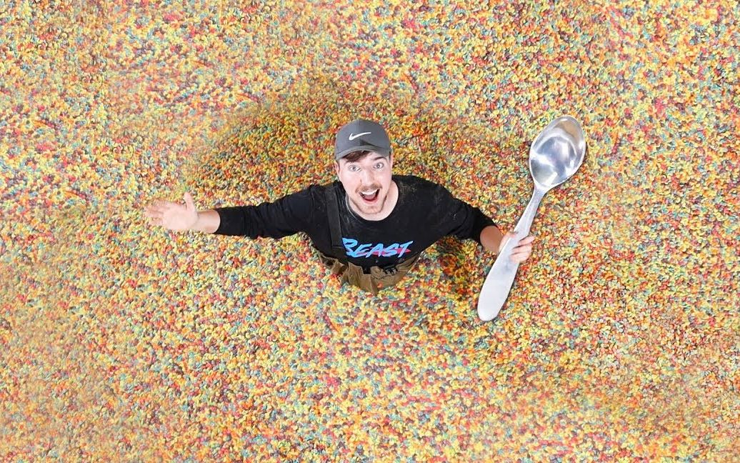 [图]【MrBeast】世界上最大的麦片挑战 World's Largest Bowl Of Cereal