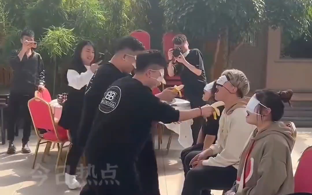 4月10日(发布时间),吉林,公司团建玩游戏"蒙眼吃