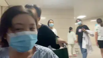 Tải video: 住院时全靠年幼的儿子照顾我，每次看到这个视频都会泪流满面！