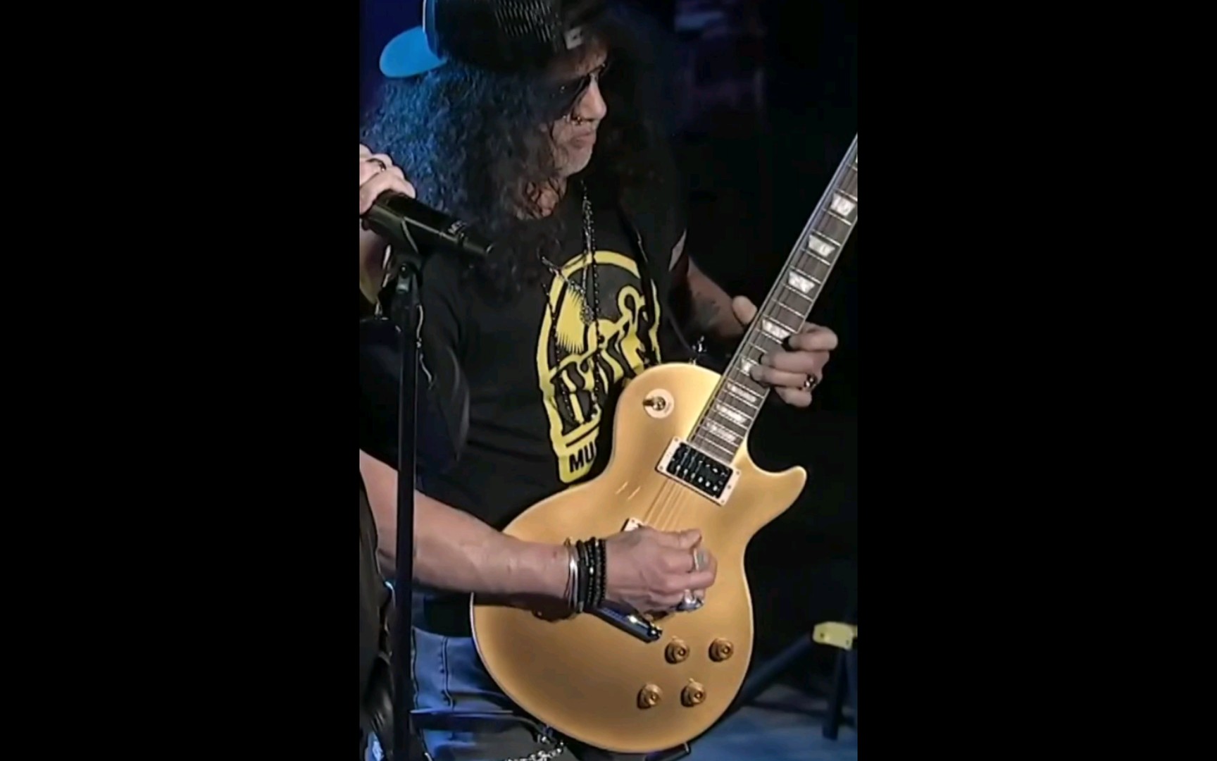 slash也用自己的大金面签名款!分享《rocket man》solo!