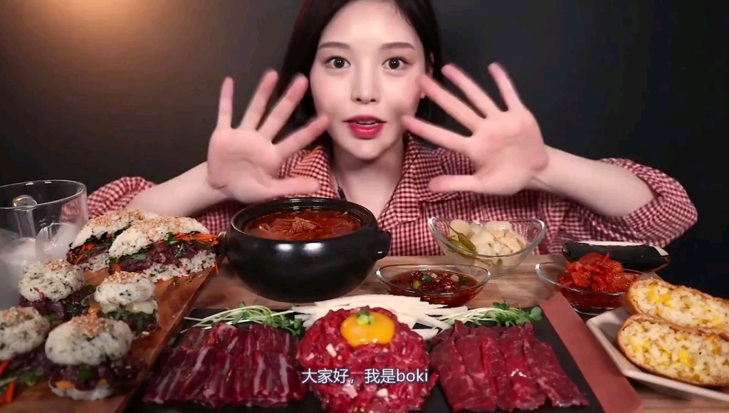 【韩国吃播boki】今天吃的牛肉刺身套餐,深渊巨口暴露无遗.