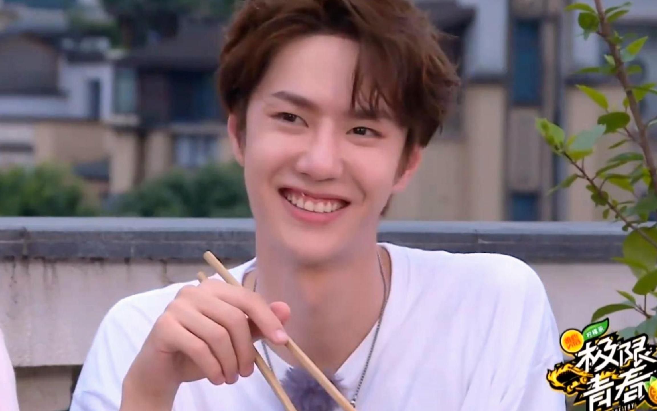 一分钟告诉你,王一博吃东西有多香,半夜馋的人直流口水!