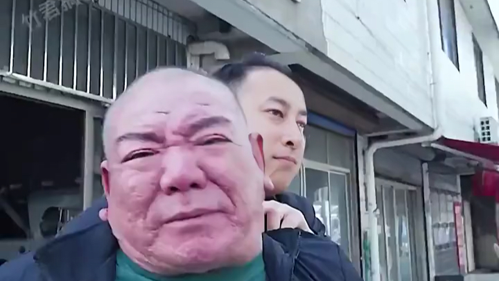 开水果摊的劈摊老板,光头.