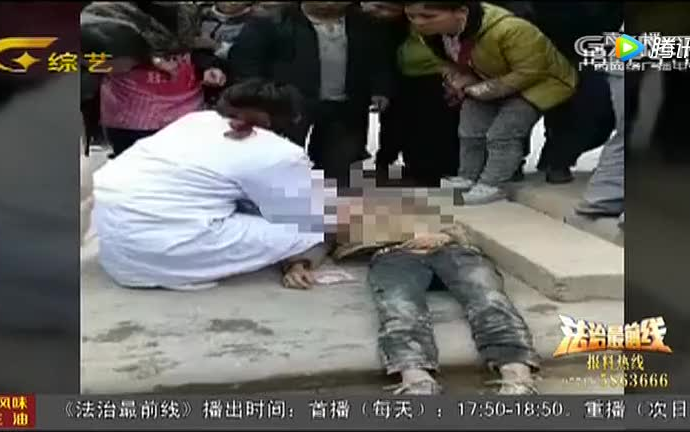 [图]少年开“鬼火”摩托失控倒地 惨遭大货车碾压身亡