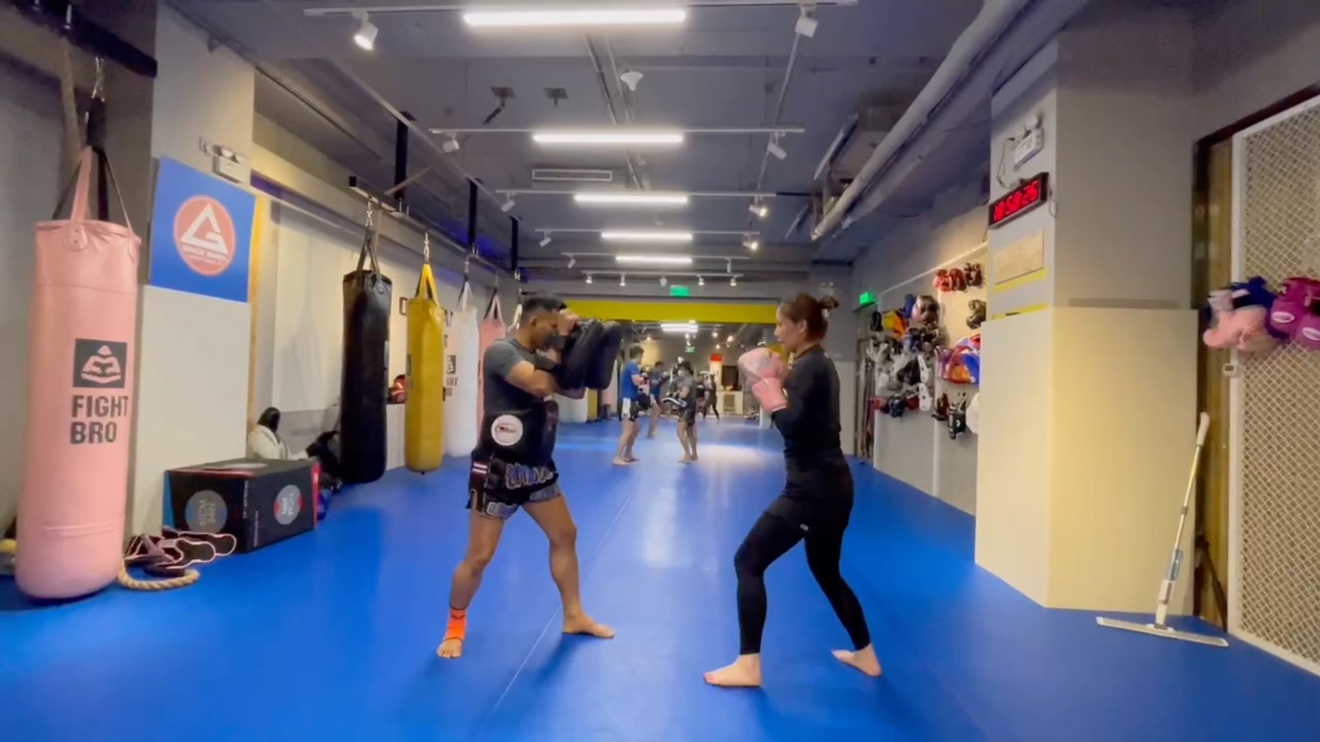 拳霸天下格斗俱乐部 #泰拳 我练的挺认真的,就是差点ko教练[捂脸]