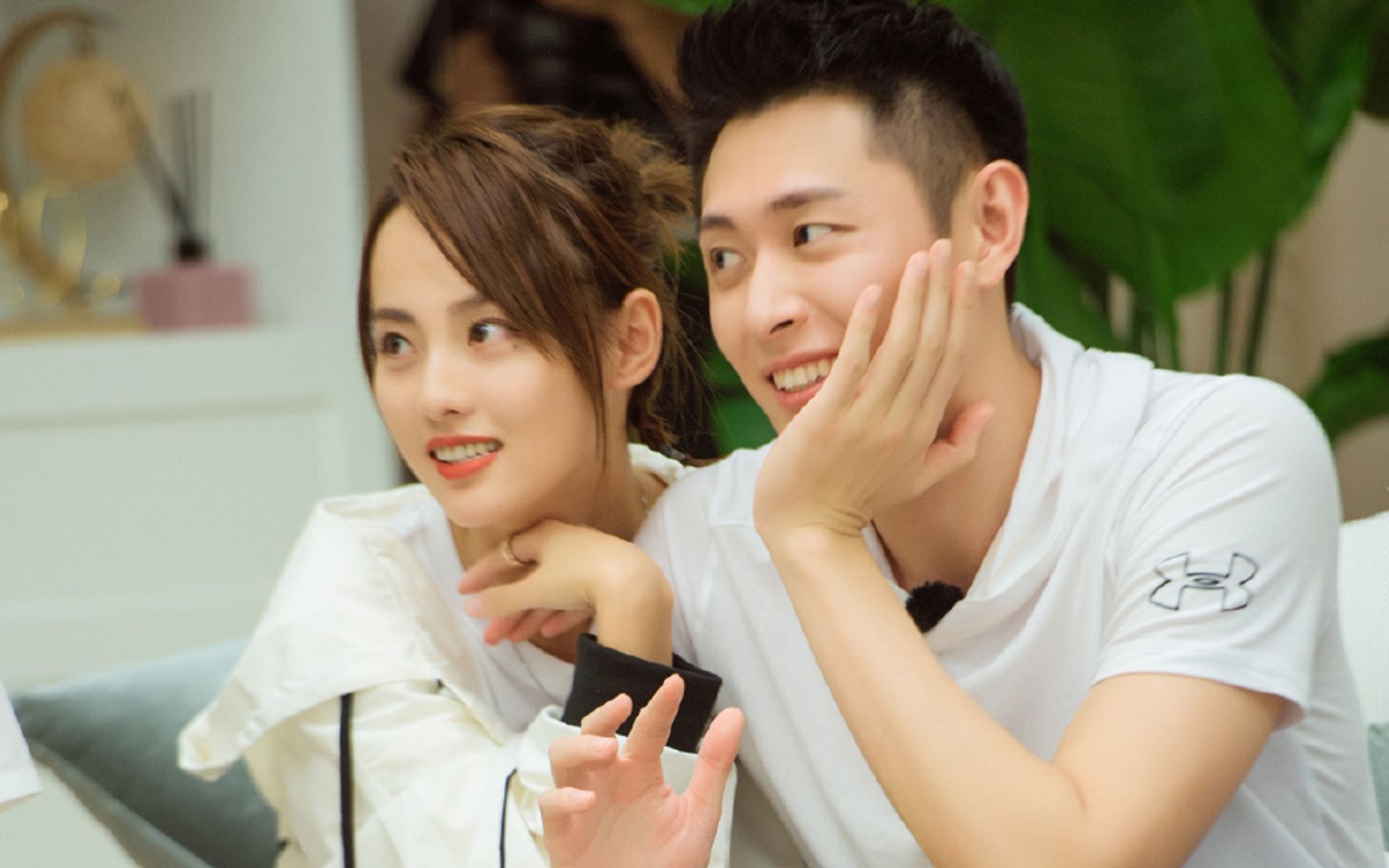 买超和美女搂肩被拍,怒怼狗仔别断章取义,依旧认证是张嘉倪老公