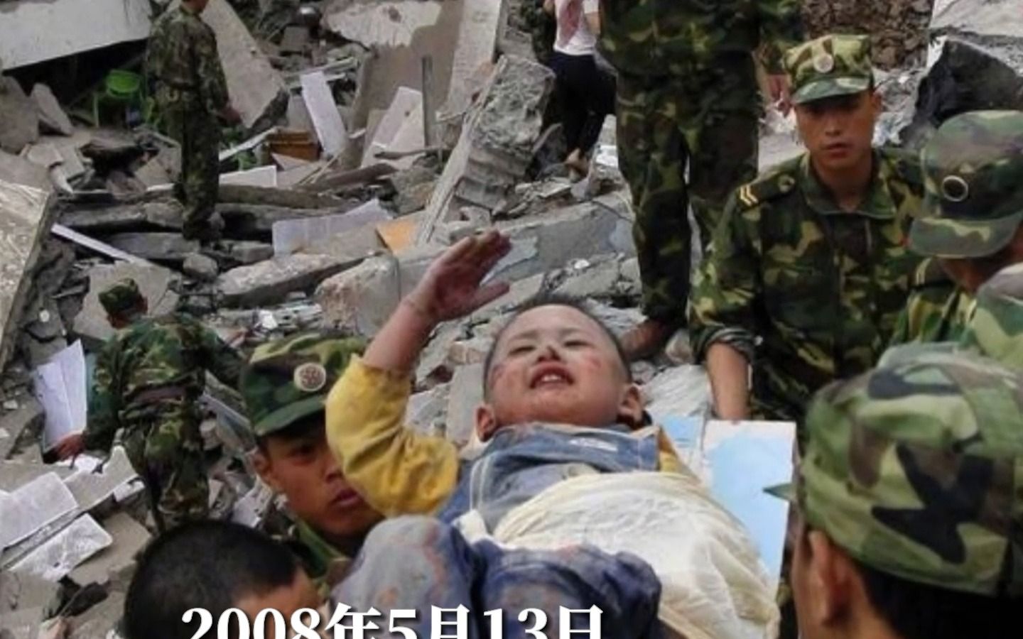 汶川地震敬礼男孩图片