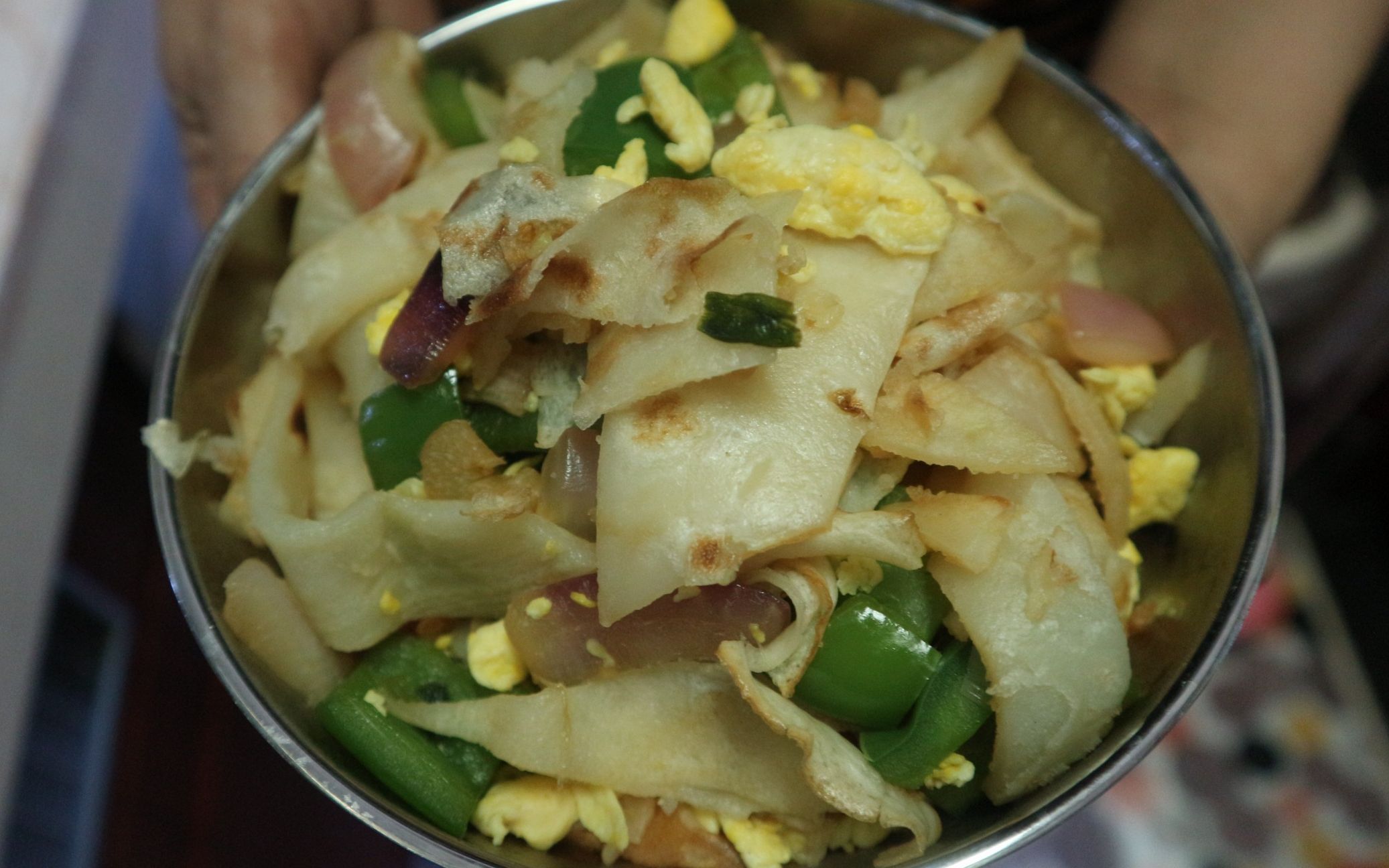 煎饼炒着吃味道不次于卷着吃,山西老祁炒了一大锅,家人吃撑了