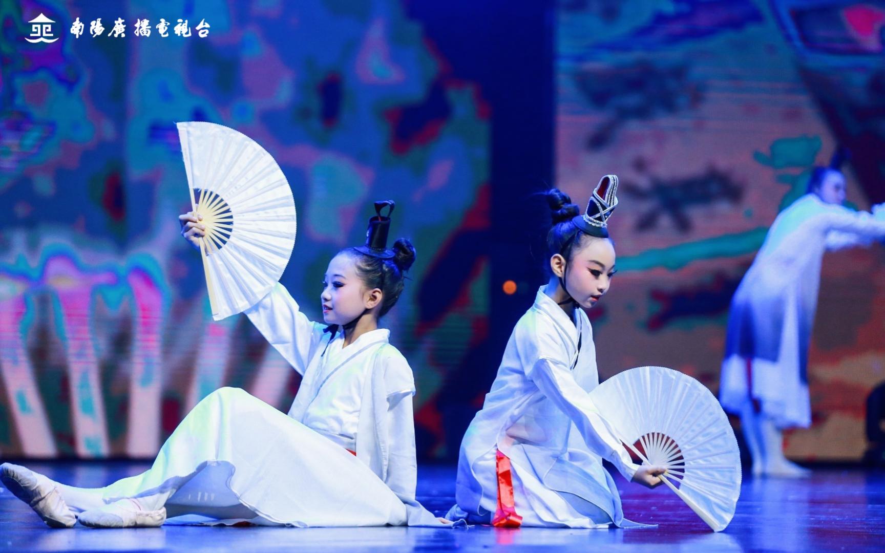 纸扇书生电视台演出