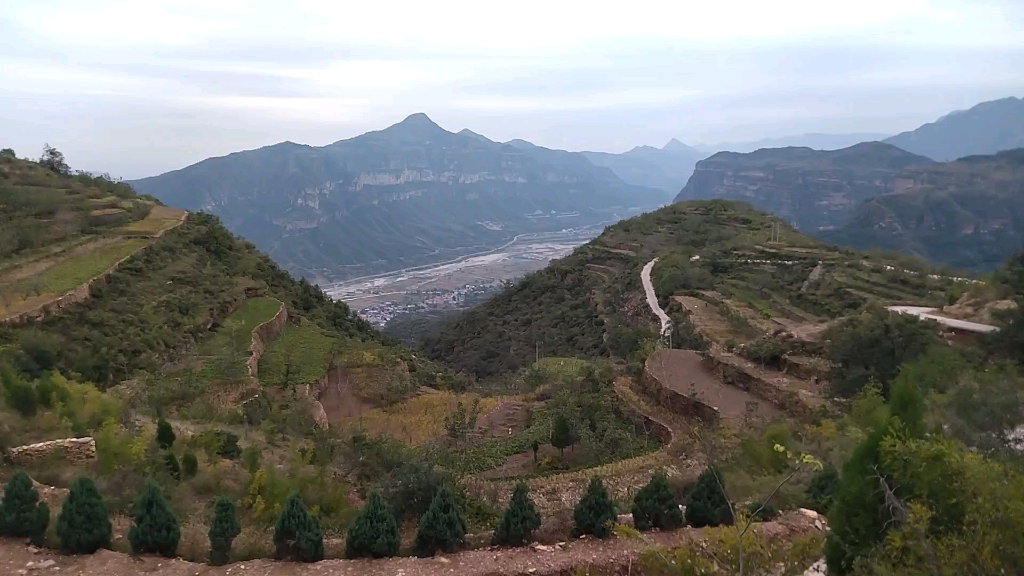 太行山林州段,山路獨行,雄渾壯麗. 又有趙長城遺址,紅旗渠