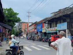 Download Video: 我喜欢去老街找寻市井生活中的人间烟火，在荣县县城，这样的老街已经不多了