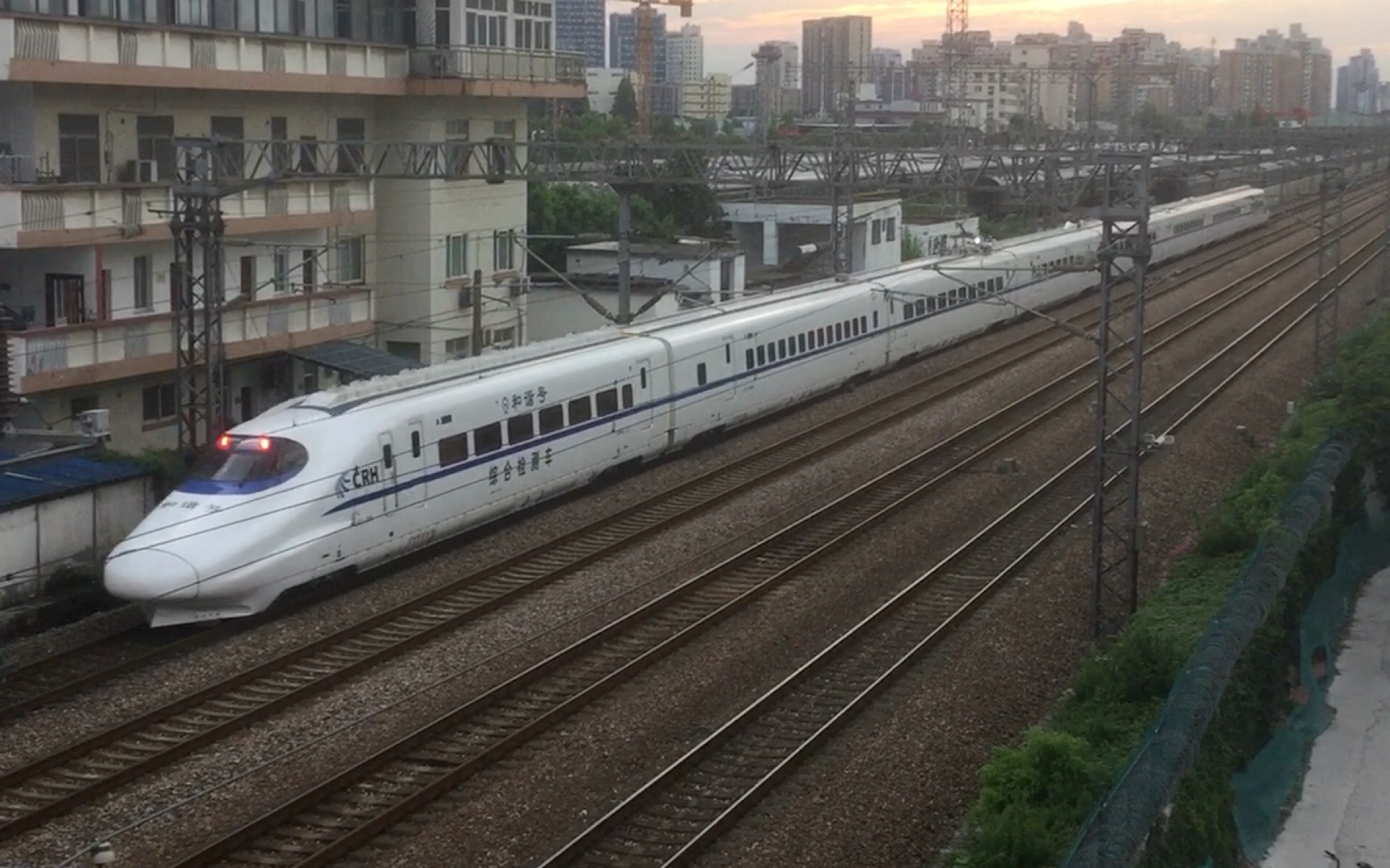 【中国铁路】【综合检测车】crh2a-2010担当dj1083次列车通过岚皋路桥