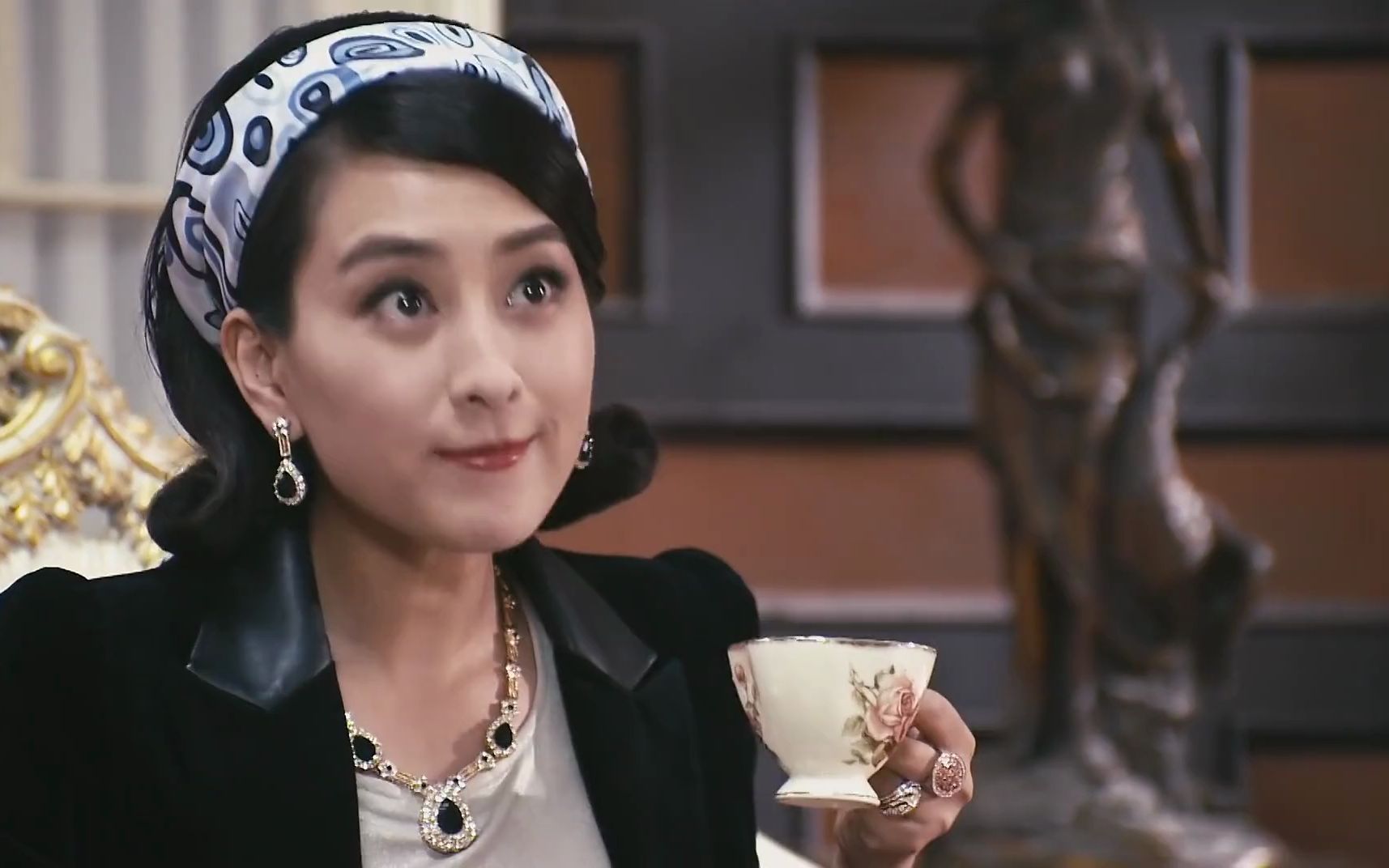 黄金大劫案:辛蔓故意等鬼子抓自己,再让黎行长去保她