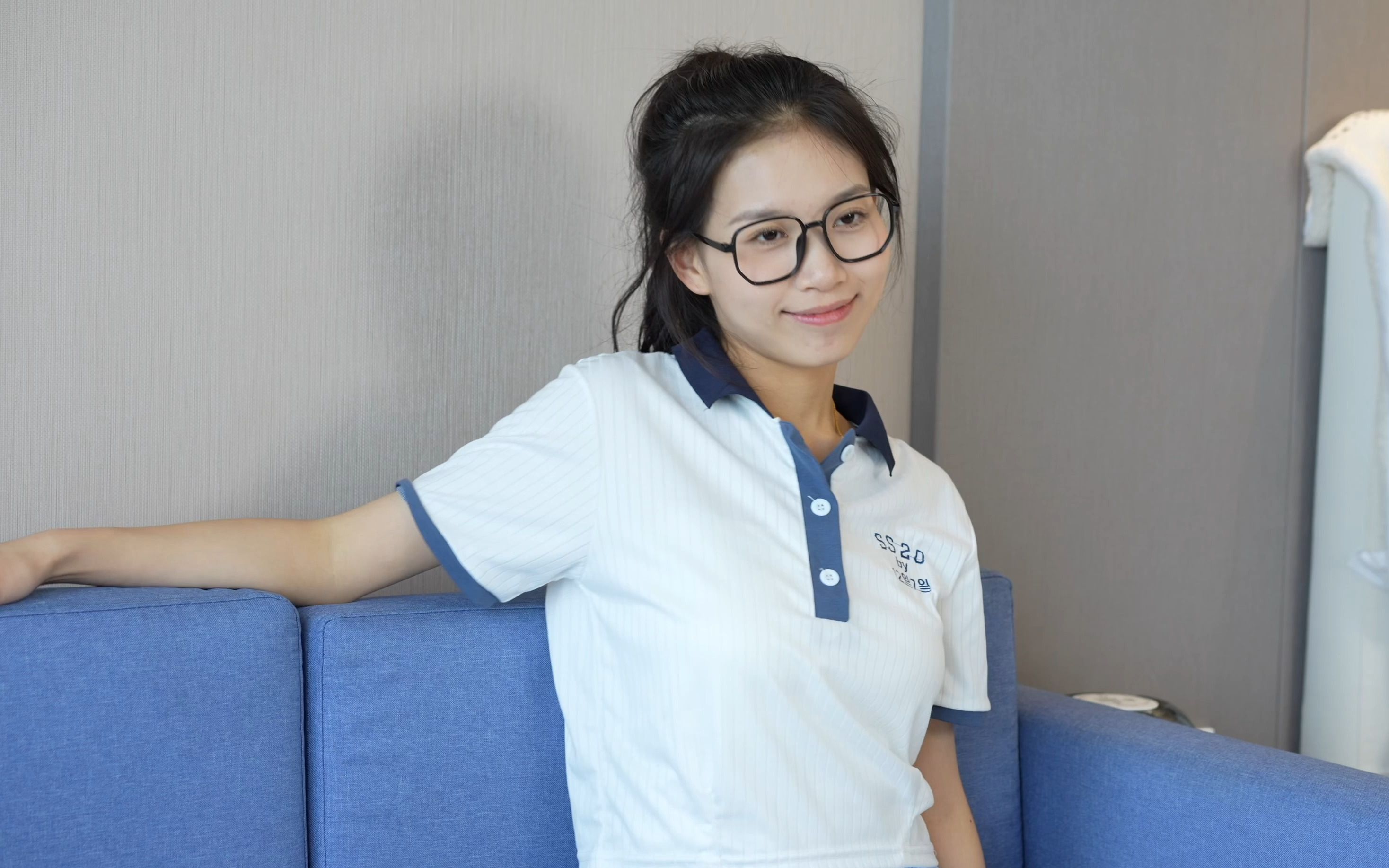 【袜啵啵294】隔壁班戴眼镜的校花