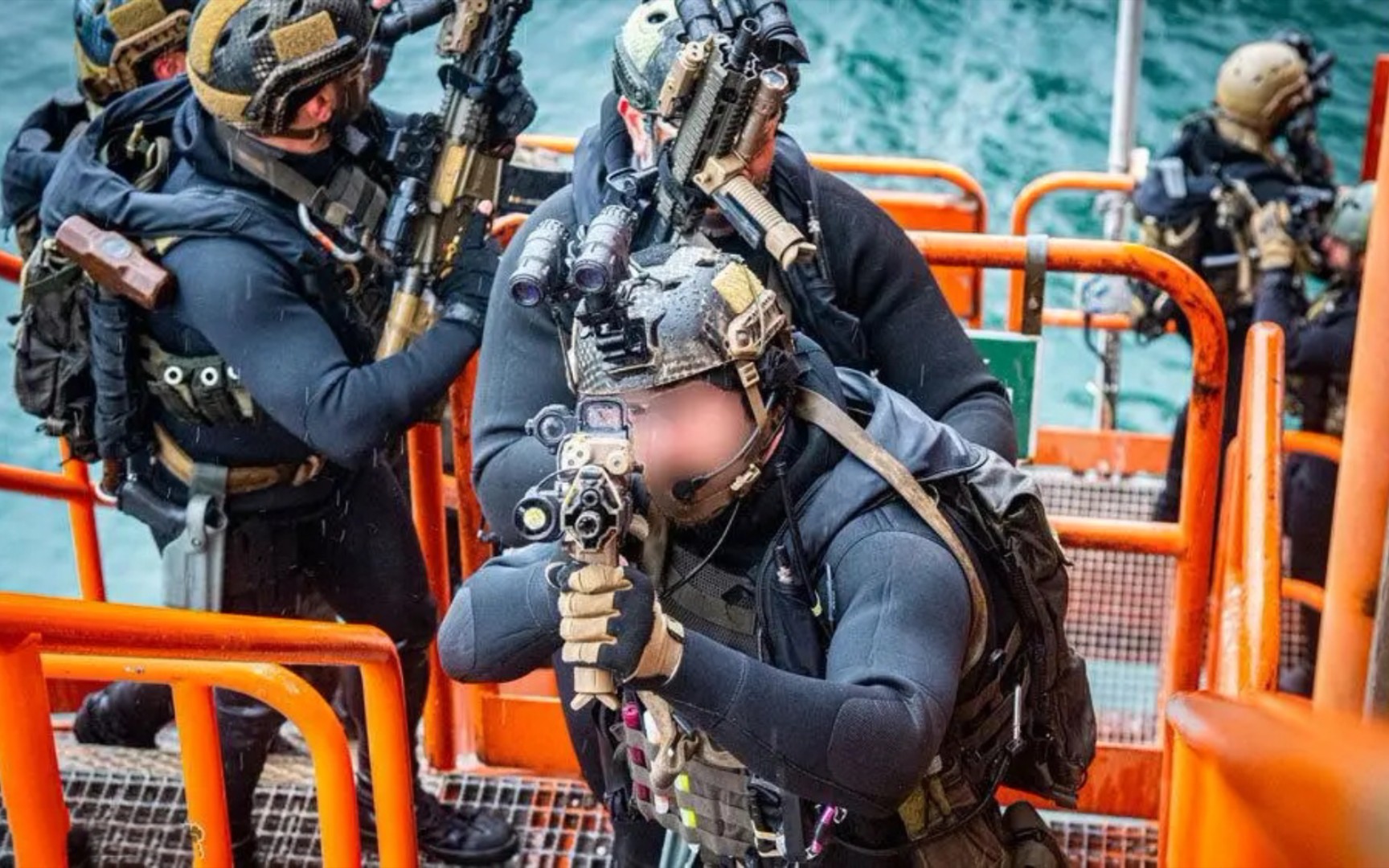 意大利特种部队反恐演习全员hk416 乘直升机索降海上平台_哔哩哔哩