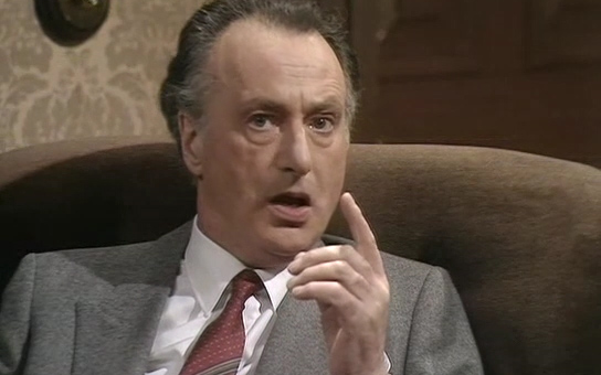 【是,大臣/圣诞特辑009】哈克闷闷不乐,伯纳巧妙地将哈克视线转向首相