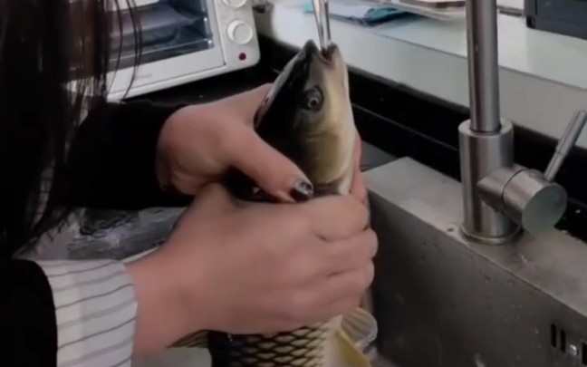 90后女生不敢杀鱼,于是决定用水淹死,鱼:你可算是让我大开眼界了"鱼 "