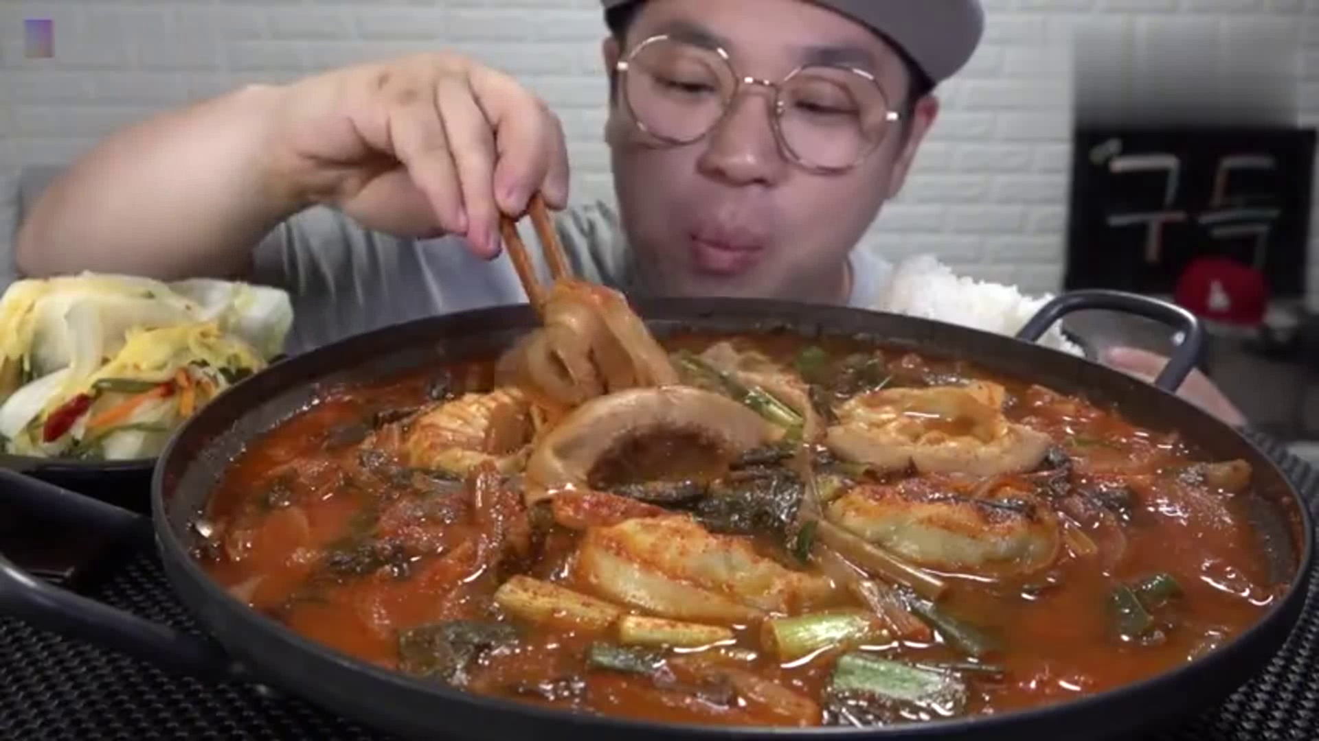 韩国吃货大叔吃小肠泡菜饺子看看这吃相吃得太香了