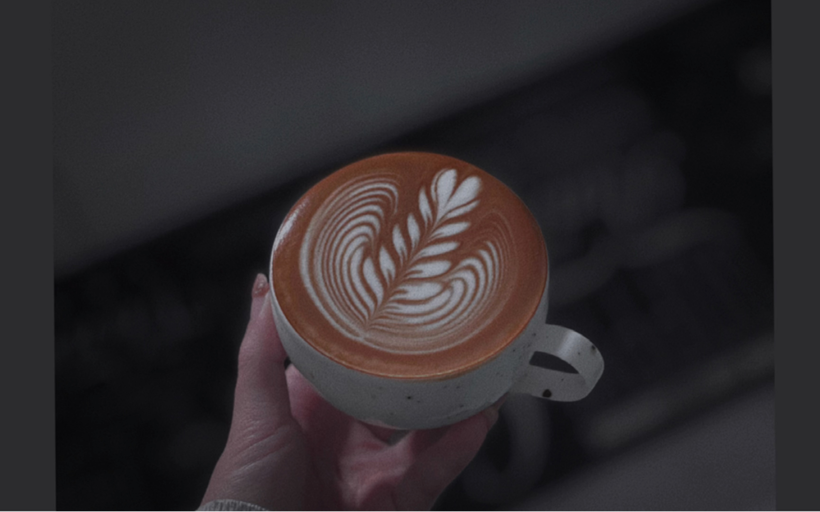 自学咖啡拉花～今天是暗黑风树叶nei