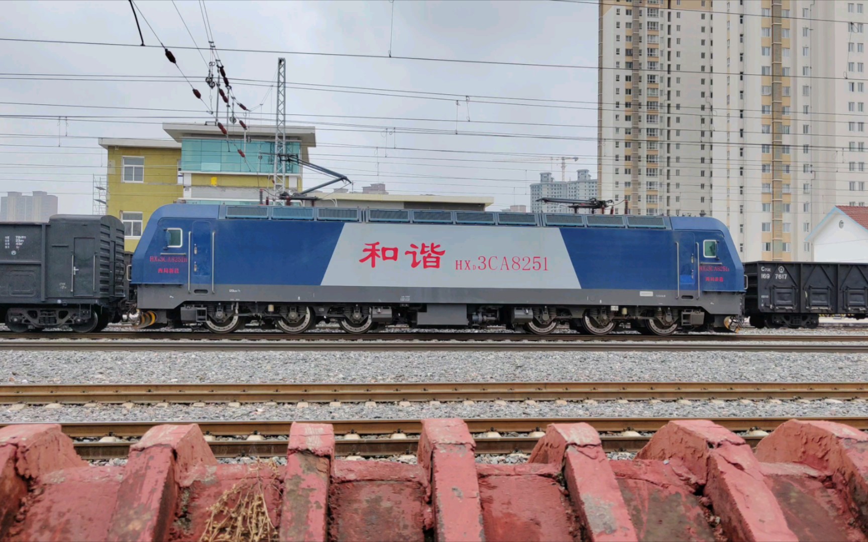 hxd3ca 牵引路用道砟车下行通过灞桥站