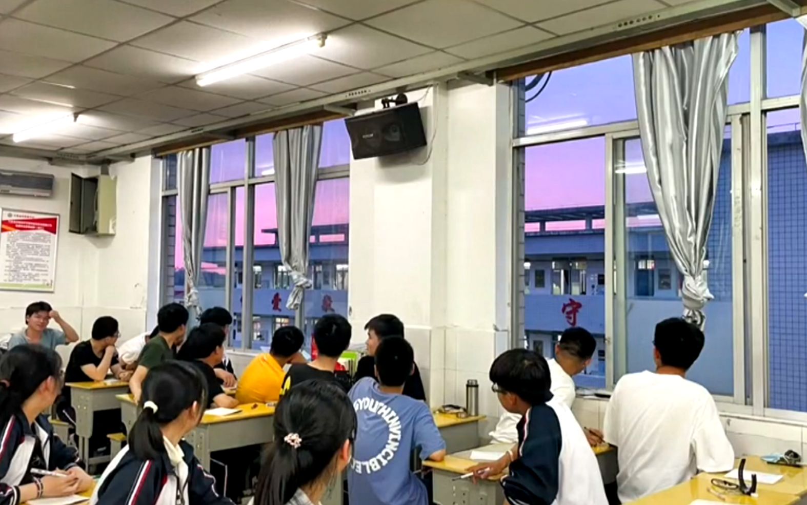 [图]学校广播里放的音乐永远比耳机里的好听