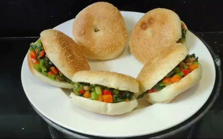 福建特色小吃光饼夹雪里红,口感清脆,味道鲜香,比汉堡还要好吃