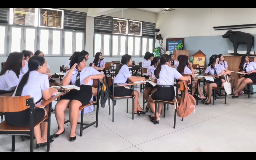 泰国女生课堂上课欢声笑语你方唱罢我方登场轻松玩转玩鞋挑鞋4