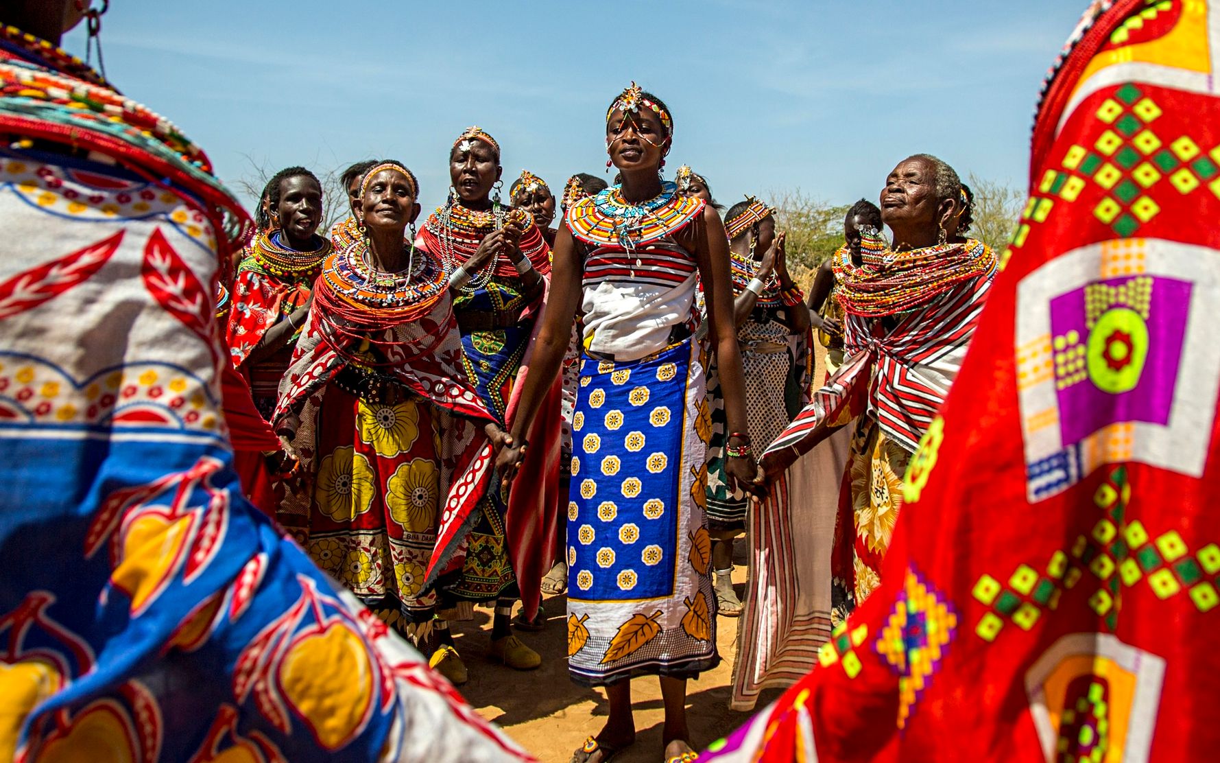非洲神秘女儿国禁止男人进入取水洗澡全靠一条河