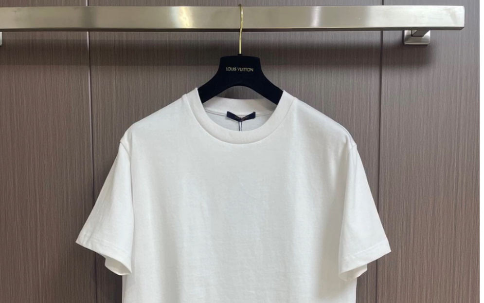 推荐高仿lv路易威登2023早春后背涂鸦logo字母t恤