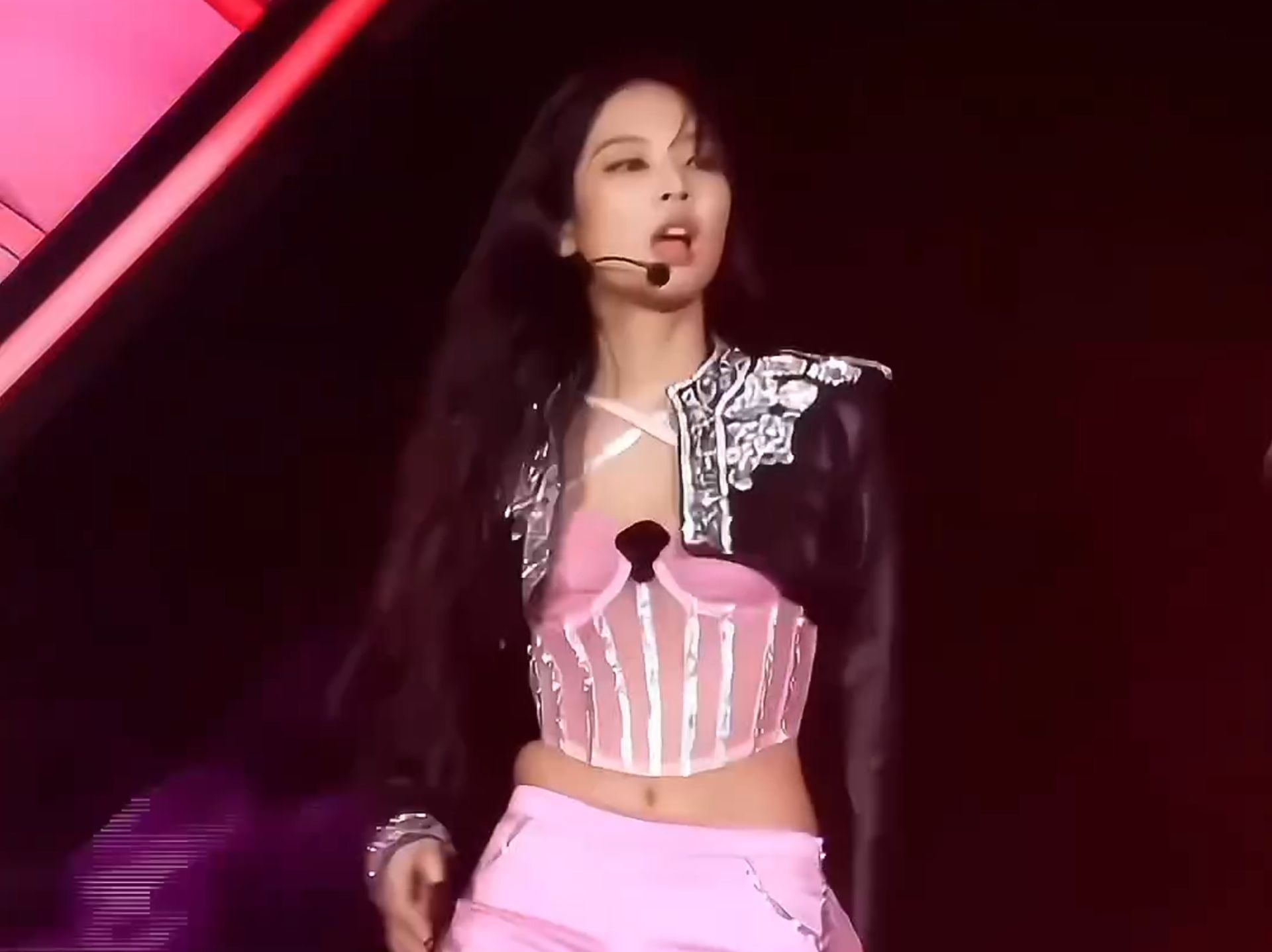 金珍妮好像有那个舞台nb症