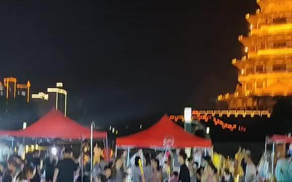 美丽的泗阳夜景,晚上21点的泗阳运河风光带,人气爆棚,景色迷人哔哩哔哩bilibili